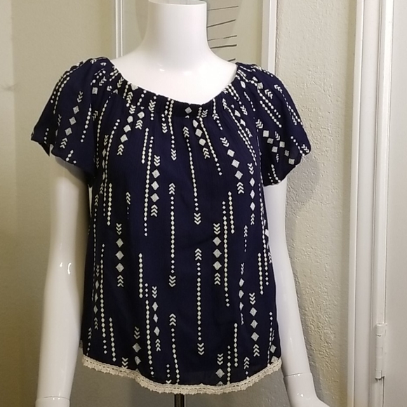 Everly navy cold shoulder top size medium, EUC - Picture 7 of 9